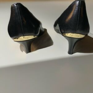 Calvin Klein Classic Black leather kitten heels w gold accent - grip sole SZ 9